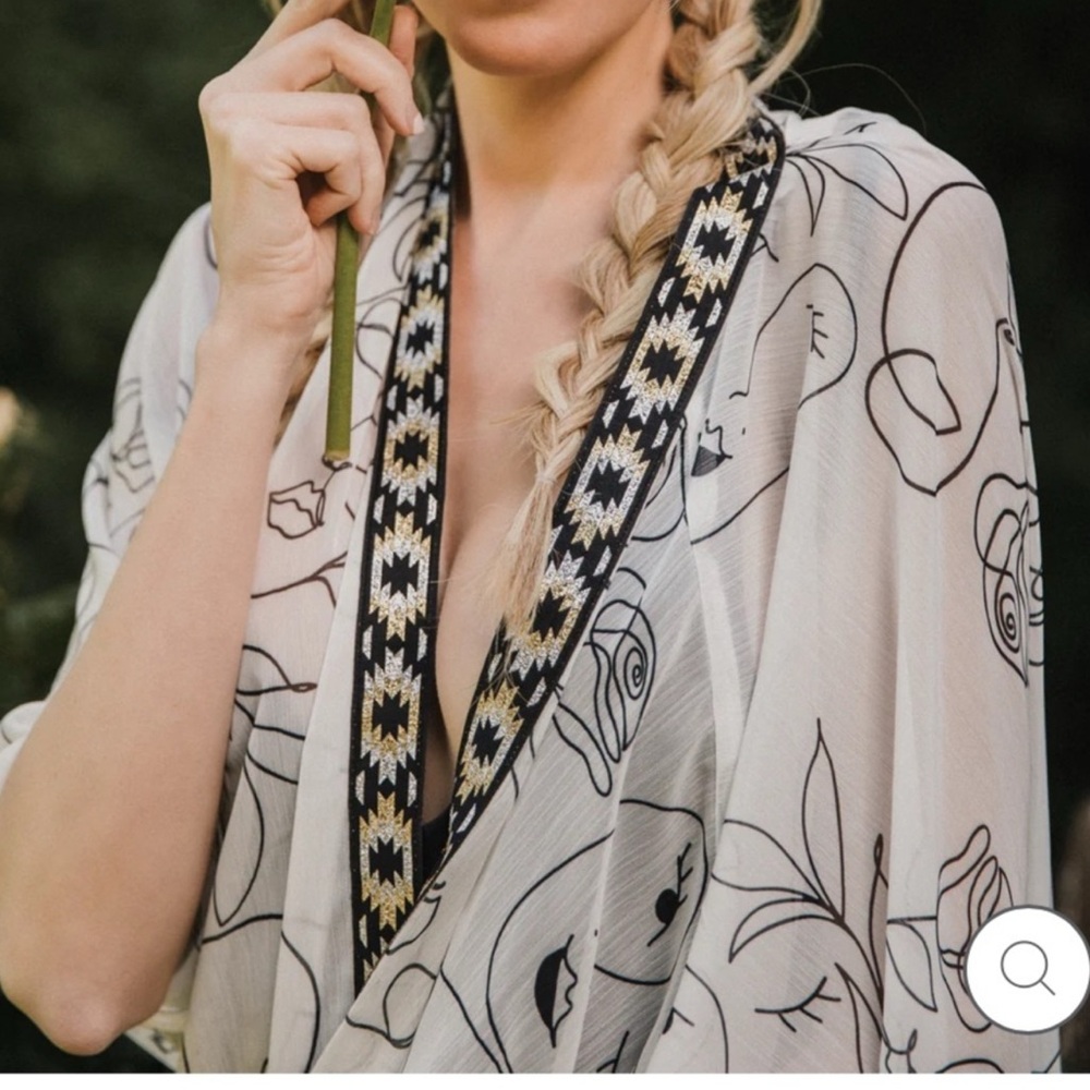 Suki So White and Black Floral Kimono face detail